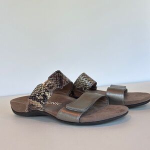 Vionic Camila Sandals in Bronze and Snake Skin. Size 8